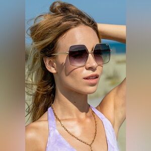 NWT and Case Quay Australia Backstage Gold Sunglasses